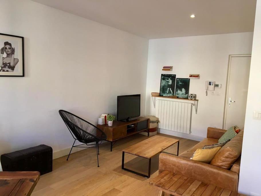 "Euzet" Joli Appartement A 2 Pas Du Centre Ville セット エクステリア 写真